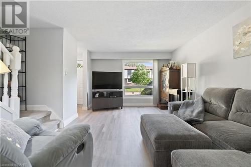 25 Linfield Drive Unit# 61, St. Catharines, ON - Indoor Photo Showing Living Room