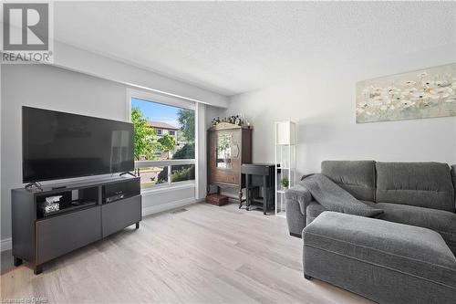 25 Linfield Drive Unit# 61, St. Catharines, ON - Indoor Photo Showing Living Room