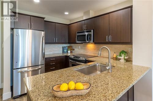 551 Maple Avenue Unit# 315, Burlington, ON - Indoor Photo Showing Kitchen With Upgraded Kitchen