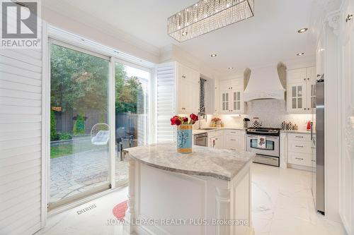 29 Township Avenue, Richmond Hill, ON - Indoor Photo Showing Kitchen With Upgraded Kitchen