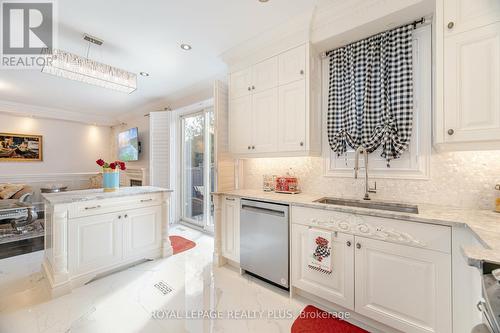 29 Township Avenue, Richmond Hill, ON - Indoor Photo Showing Kitchen With Upgraded Kitchen