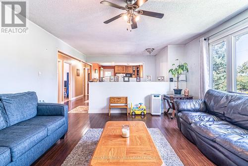 691 Cedar Glen Road, Kawartha Lakes, ON - Indoor Photo Showing Living Room