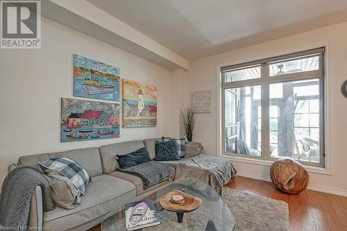 1069 Beach Boulevard, Hamilton, ON - Indoor Photo Showing Living Room