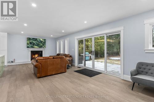 30 Golf Course Road, Bracebridge, ON - Indoor Photo Showing Living Room With Fireplace