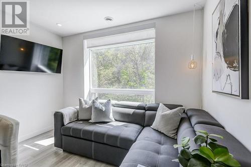 479 Charlton Avenue E Unit# 509, Hamilton, ON - Indoor Photo Showing Living Room