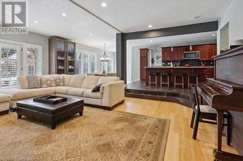 574 Tomahawk Crescent, Ancaster, ON - Indoor Photo Showing Living Room