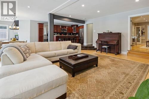 574 Tomahawk Crescent, Ancaster, ON - Indoor Photo Showing Living Room