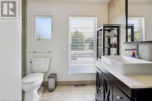 574 Tomahawk Crescent, Ancaster, ON - Indoor Photo Showing Bathroom