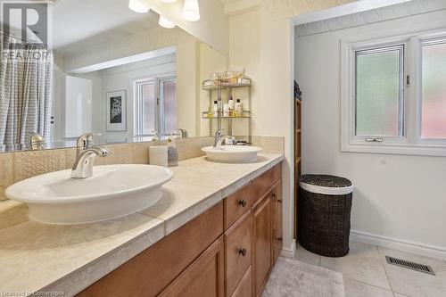 574 Tomahawk Crescent, Ancaster, ON - Indoor Photo Showing Bathroom