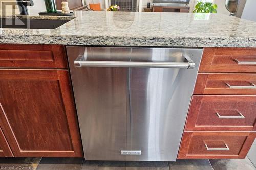 574 Tomahawk Crescent, Ancaster, ON - Indoor Photo Showing Kitchen With Upgraded Kitchen