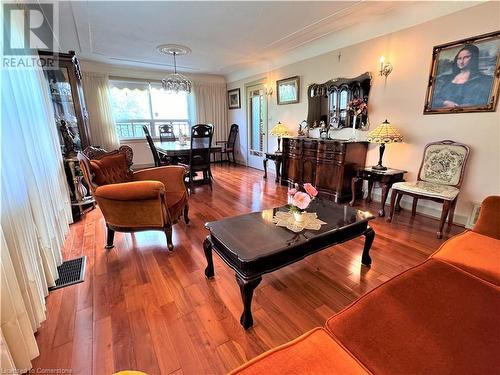 826 Mohawk Road E, Hamilton, ON - Indoor Photo Showing Living Room