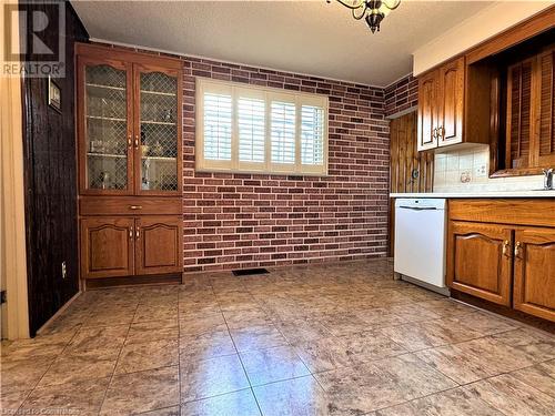 826 Mohawk Road E, Hamilton, ON - Indoor Photo Showing Kitchen