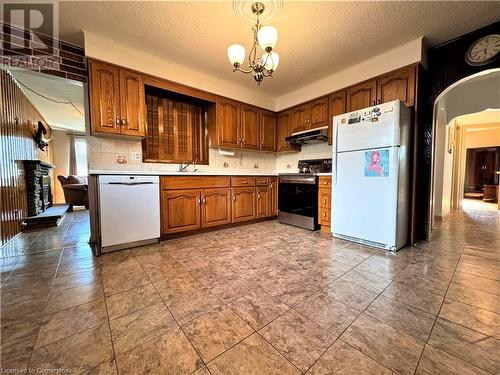 826 Mohawk Road E, Hamilton, ON - Indoor Photo Showing Kitchen