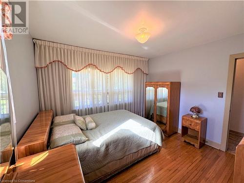 826 Mohawk Road E, Hamilton, ON - Indoor Photo Showing Bedroom