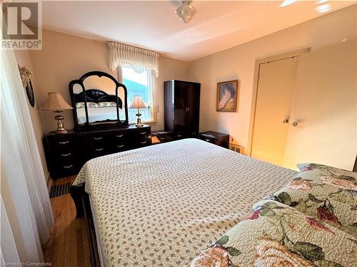 826 Mohawk Road E, Hamilton, ON - Indoor Photo Showing Bedroom