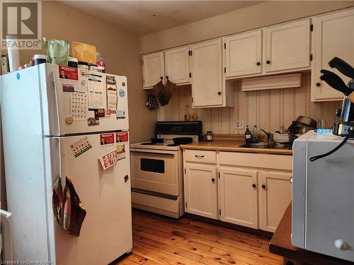 25 Gladstone Avenue, Hamilton, ON - Indoor Photo Showing Kitchen