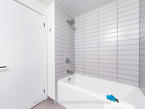 216-2300 St Claire Ave W, Toronto, ON - Indoor Photo Showing Bathroom