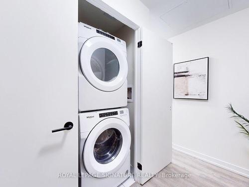 216-2300 St Claire Ave W, Toronto, ON - Indoor Photo Showing Laundry Room