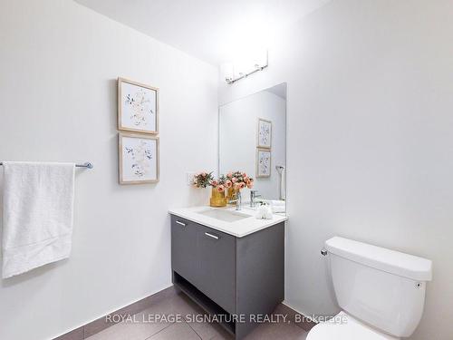 216-2300 St Claire Ave W, Toronto, ON - Indoor Photo Showing Bathroom