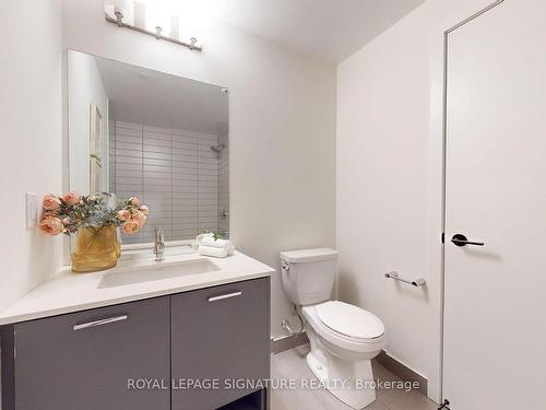 216-2300 St Claire Ave W, Toronto, ON - Indoor Photo Showing Bathroom