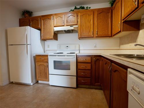 301-1820 Atkinson Street, Penticton, BC - Indoor Photo Showing Kitchen