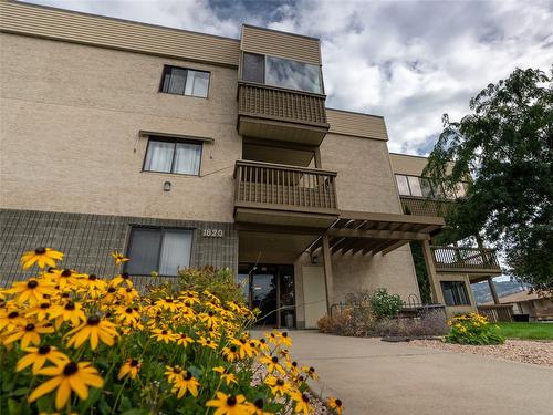 301-1820 Atkinson Street, Penticton, BC - Outdoor