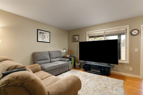 113-515 Gerstmar Road, Kelowna, BC - Indoor Photo Showing Living Room