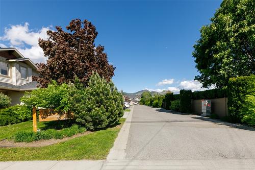 113-515 Gerstmar Road, Kelowna, BC - Outdoor