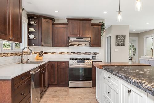 1617 Eagle Rock Road, Armstrong, BC - Indoor Photo Showing Kitchen With Double Sink With Upgraded Kitchen