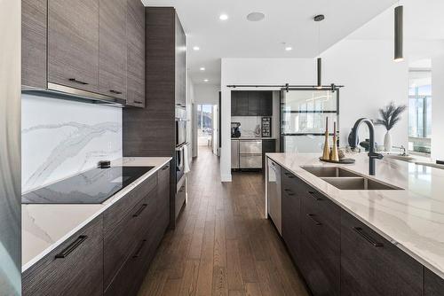 3501-1191 Sunset Drive, Kelowna, BC - Indoor Photo Showing Kitchen With Double Sink With Upgraded Kitchen