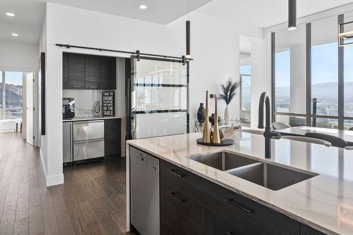 3501-1191 Sunset Drive, Kelowna, BC - Indoor Photo Showing Kitchen With Double Sink With Upgraded Kitchen