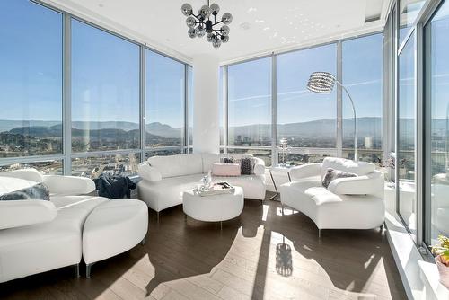 3501-1191 Sunset Drive, Kelowna, BC - Indoor Photo Showing Living Room