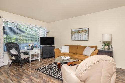 206-1047 Middleton Way, Vernon, BC - Indoor Photo Showing Living Room