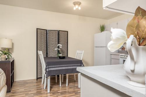 206-1047 Middleton Way, Vernon, BC - Indoor Photo Showing Dining Room