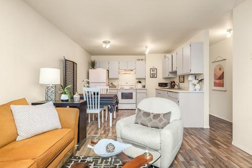 206-1047 Middleton Way, Vernon, BC - Indoor Photo Showing Living Room