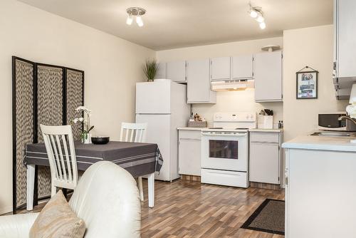 206-1047 Middleton Way, Vernon, BC - Indoor Photo Showing Kitchen