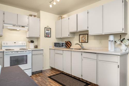 206-1047 Middleton Way, Vernon, BC - Indoor Photo Showing Kitchen With Double Sink