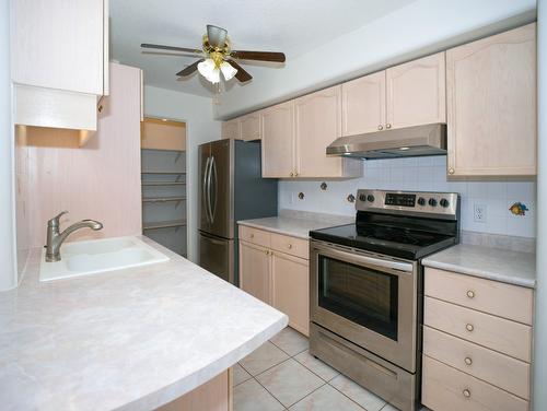 110-3221 Centennial Drive, Vernon, BC - Indoor Photo Showing Kitchen