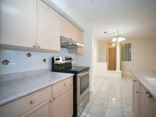 110-3221 Centennial Drive, Vernon, BC - Indoor Photo Showing Kitchen