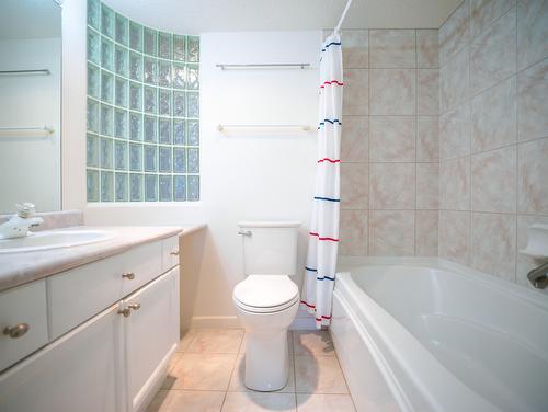 110-3221 Centennial Drive, Vernon, BC - Indoor Photo Showing Bathroom