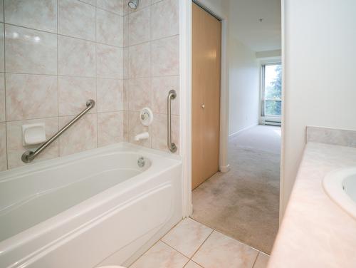 110-3221 Centennial Drive, Vernon, BC - Indoor Photo Showing Bathroom