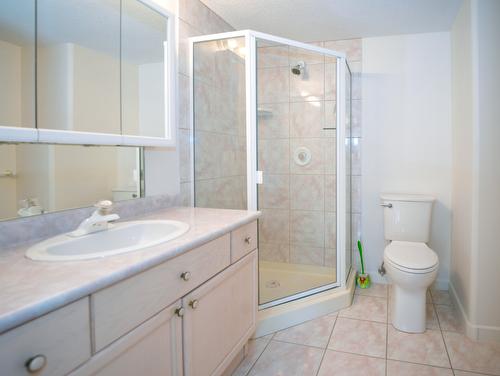 110-3221 Centennial Drive, Vernon, BC - Indoor Photo Showing Bathroom