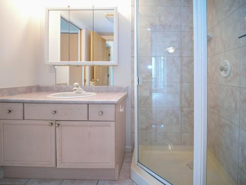 110-3221 Centennial Drive, Vernon, BC - Indoor Photo Showing Bathroom