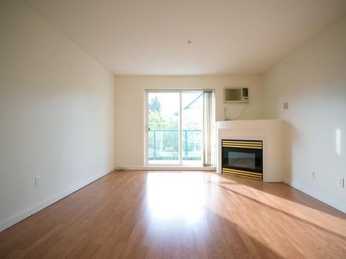 110-3221 Centennial Drive, Vernon, BC - Indoor Photo Showing Living Room With Fireplace