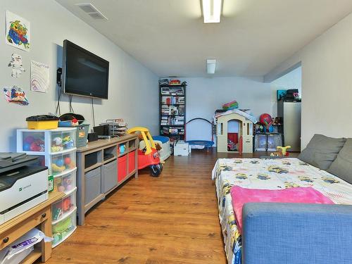 Salle familiale - 660 Rue Boisvert, Saint-Jean-Sur-Richelieu, QC - Indoor Photo Showing Bedroom