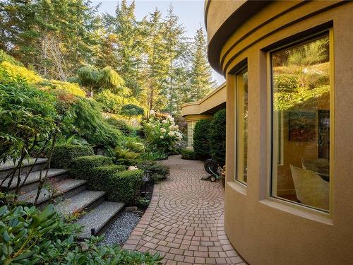 1145 Treadwell Dr, North Saanich, BC 