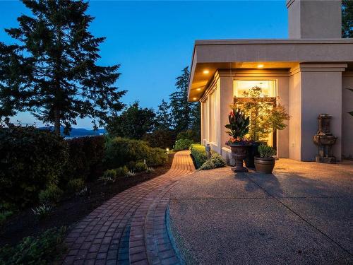 1145 Treadwell Dr, North Saanich, BC 