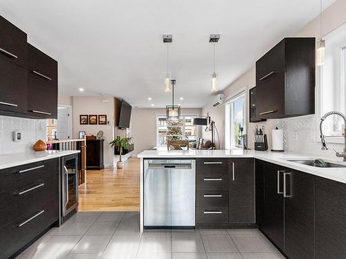 Kitchen - 292 Rue Capes, Saint-Constant, QC - Indoor Photo Showing Kitchen With Upgraded Kitchen