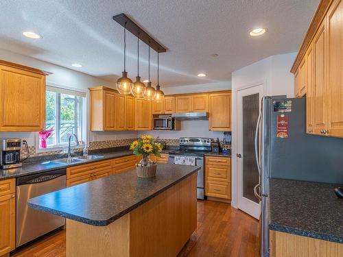 360 Cougar Road, Kamloops, BC - Indoor Photo Showing Kitchen With Double Sink