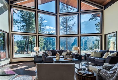 5353 Highway 12, Lillooet, BC - Indoor Photo Showing Living Room